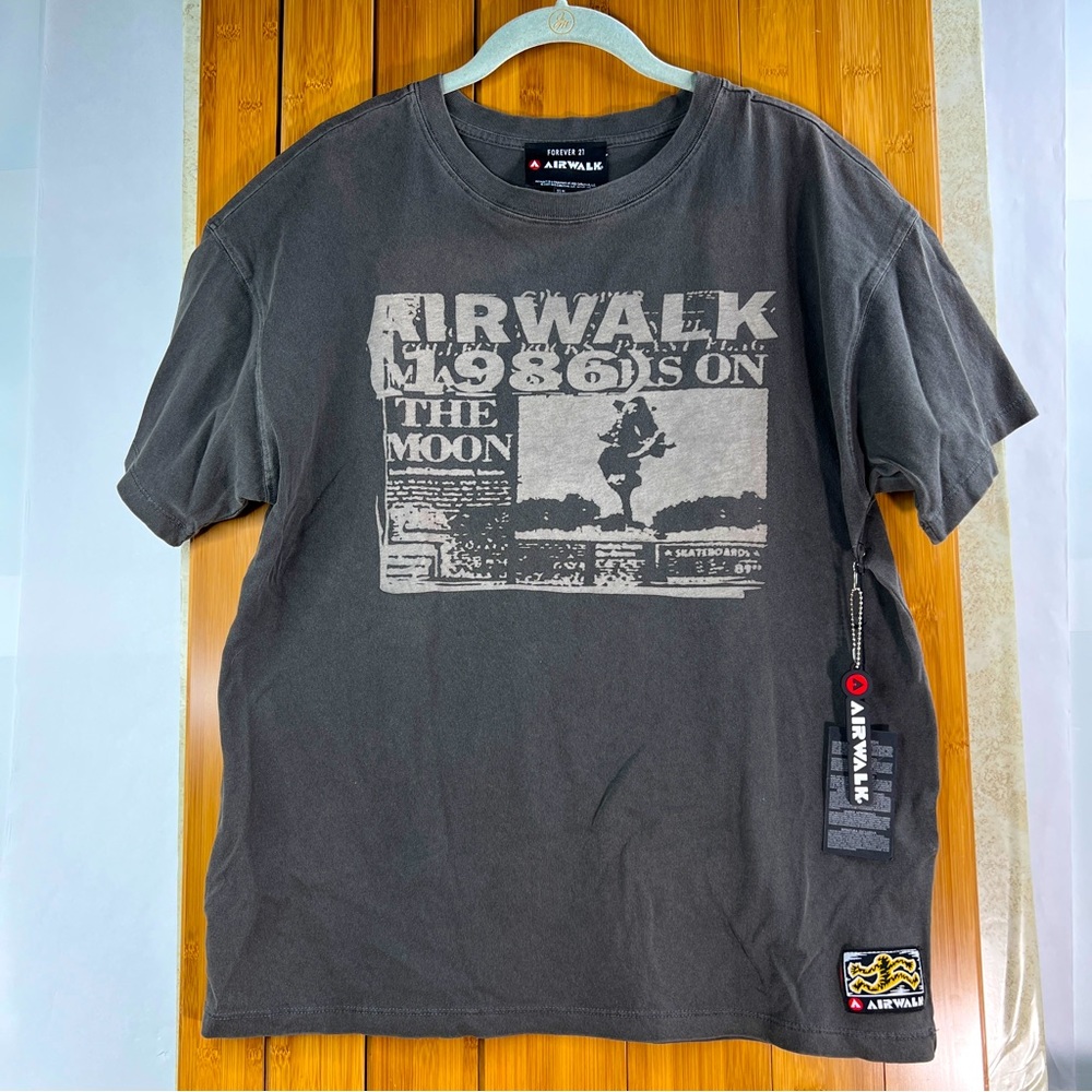 NWT Airwalk Men's Gray T-shirt Sz M Luxurious 100% Soft Cotton **BONUS Keychain!